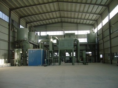 物料在高速旋轉(zhuǎn)的動(dòng)盤(pán)和定盤(pán)之間氣流粉碎機(jī)反復(fù)摩擦、沖擊、剪切等多種力的作用下粉碎